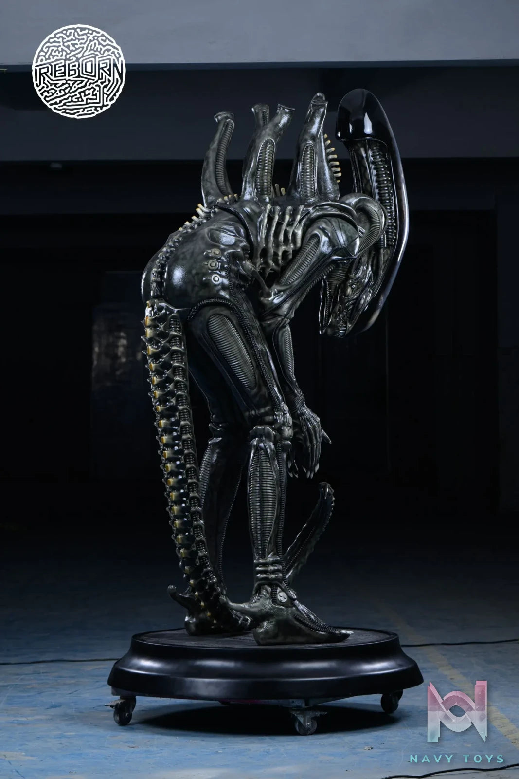 Reborn Studio – Alien Bowing Alien