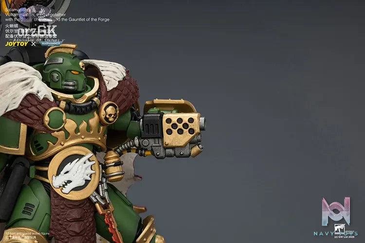 JOYTOY – Salamanders Vulkan He’stan,the Forgefather with the Spear of Vulkan and the Gauntlet of the Forge JT04438 (Licensed)