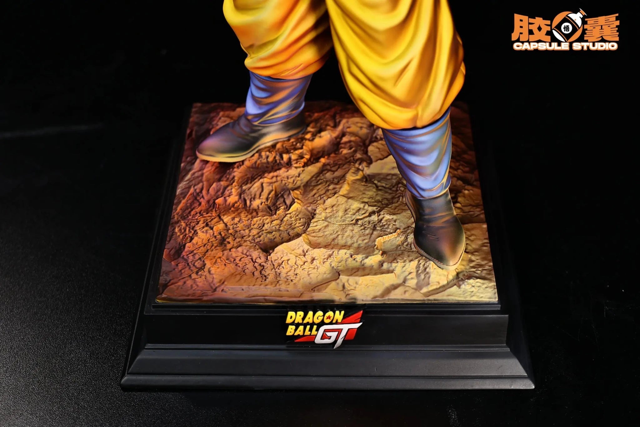 Capsule Studio - Dragon Ball Super Saiyan 4 Goku Clasps His Fists resin statue Navy Toys anime figure
