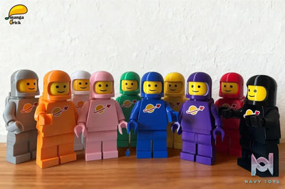 LEYILEBRICK Studio – Astronaut Ten Times Bigger Original