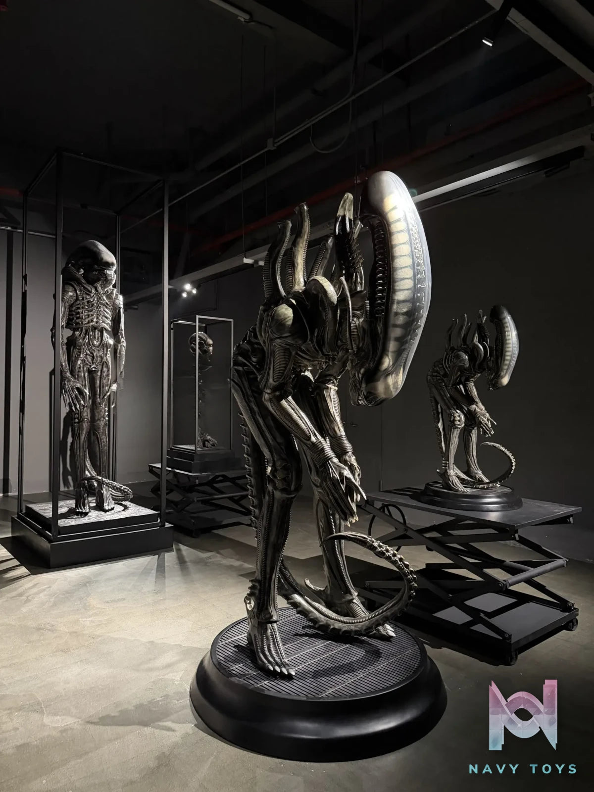 Reborn Studio – Alien Bowing Alien