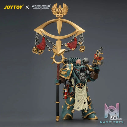 JOYTOY – Sons of Horus Maloghurst the Twisted, the Warmaster’s Equerry with Legion Standard and Banestrike Bolter JT04339 (Licensed)