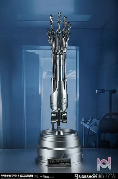 Sideshow Collectibles – Terminator T-800 Endoskeleton Arm and Brain Chip (Licensed)