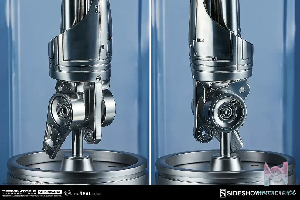 Sideshow Collectibles – Terminator T-800 Endoskeleton Arm and Brain Chip (Licensed)