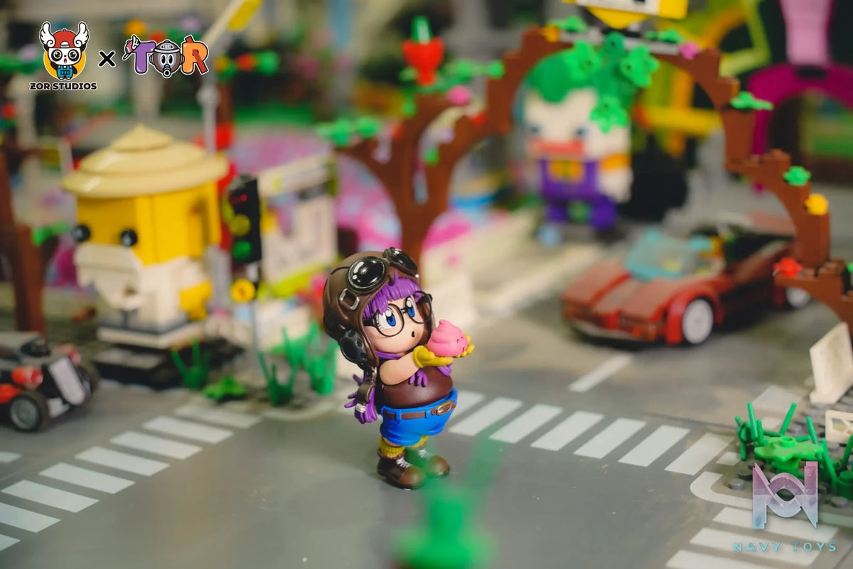 ZOR Studio – Arale Series 002 Holding Poop Dr. Slump