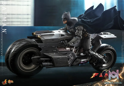 Hottoys – The Flash – Batman and Batcycle – 1/6th Scale MMS703 MMS704 MMS705 (Licensed)