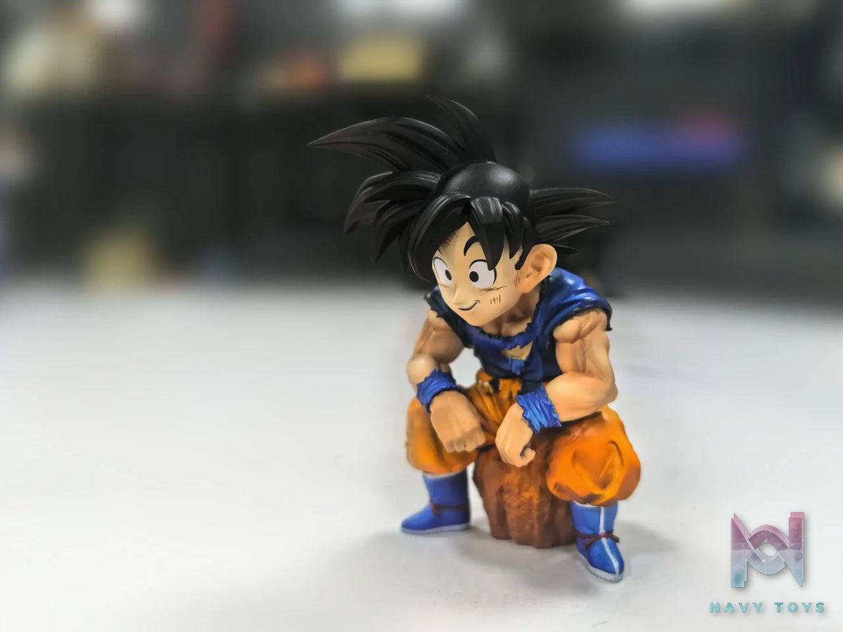 League Studio – Battle-Damaged Goku Sitting Figure Dragon Ball