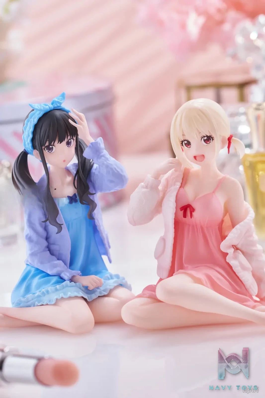Taito – Lycoris Recoil Desktop Cute Figure Inoue Takina X Nishikigi Chisato Roomwear ver. (Licensed)