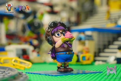 ZOR Studio – Arale Series 002 Holding Poop Dr. Slump