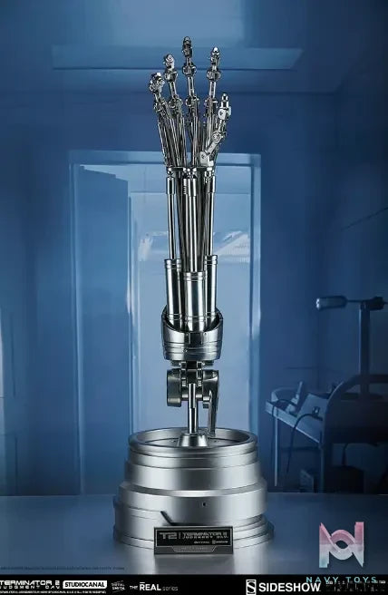 Sideshow Collectibles – Terminator T-800 Endoskeleton Arm and Brain Chip (Licensed)