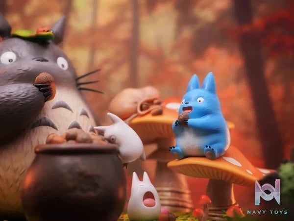Long Miao Studio - My Neighbor Totoro Totoro Eating Acorn resin statue Navy Toys anime figure