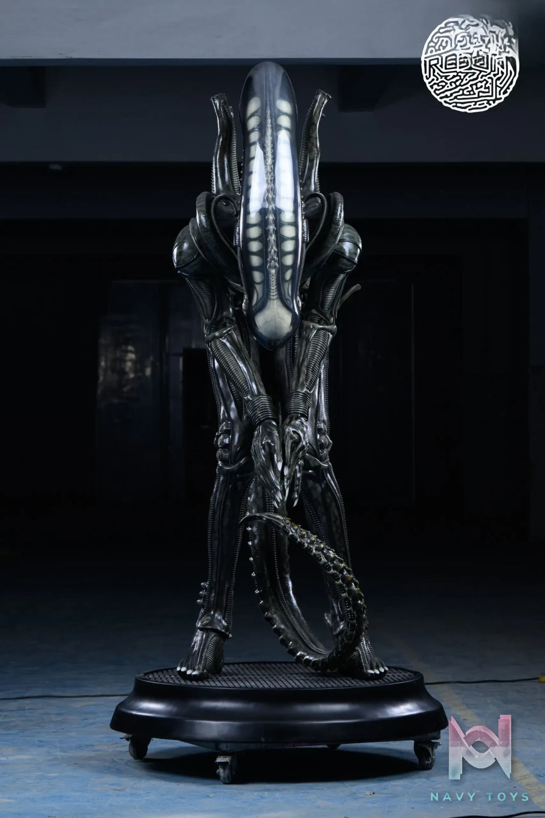 Reborn Studio – Alien Bowing Alien